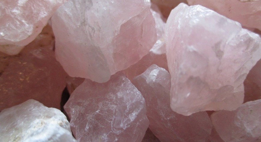 Quartz Rose : L'Élixir d'Amour et de Guérison. Découvrez les bienfaits du quartz rose, symbole d'amour et de paix.